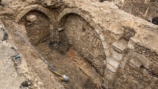 Archéologie une cave du MoyenÂge découverte à Chartres [upl. by Reltuc]