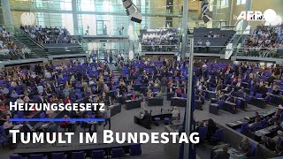 Tumult im Bundestag bei Debatte über Heizungsgesetz SPDAbgeordneter beschimpft Merz  AFP [upl. by Yeltihw416]