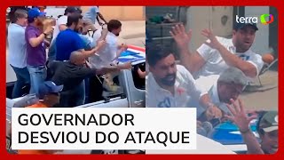 Eleitores jogam ovo em governador petista durante carreata na Bahia [upl. by Anaela]