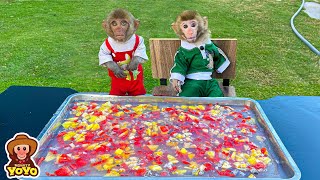 Smart YiYi helps grandpa cook giant fruit jelly for monkey Yin Yin and friends [upl. by Koy]