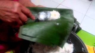 Membuat Lontong Daun Pisang [upl. by Spearing]