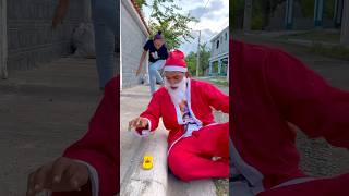 A Santa Claus le encanta jugar con carros 🚕🚗🎅🤣 shorts carros santaclaus comedy [upl. by Oag981]