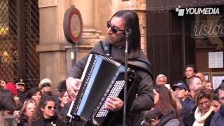 Biagio Antonacci regala un concerto in strada a Milano [upl. by Nive]