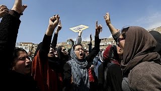 Kabul uomini e donne in piazza per chiedere giustizia per la ragazza linciata [upl. by Attennek835]