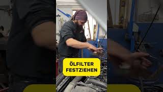 Ölfilter wechselnvw auto werkzeug werkstatt oberbayern bayern kfzmeister kfz mechanic [upl. by Nylde]