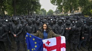 quotRussisches Gesetzquot in Georgien Schlägereien auf der Straße und im Parlament [upl. by Nixie]