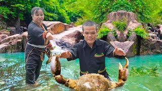 Dwarf Family Takes Daughter to School and Catches Giant Mountain Crab [upl. by Abagael136]