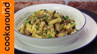 Pasta salciccia e funghi  Video veloce [upl. by Nosak716]