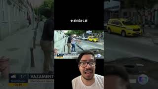 HOMEM CAI EM BURACO NA RUA DURANTE REPORTAGEM AO VIVO [upl. by Sheedy683]