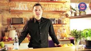 Bartender Stephan Hinz mixt den Cocktail Ruby Sunrise [upl. by Ettenotna]