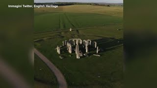 Giubileo di platino proiettati otto ritratti della regina Elisabetta su Stonehenge [upl. by Alac]