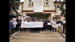 “Ndërtoni dialogun social” punëtorët shëndetësorë protestojnë para MShsë [upl. by Eelyrag]