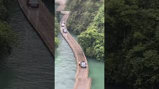 🌊 Il PONTE Più PERICOLOSO al Mondo 😱 Camminare sullACQUA è RealtàIncredibile Avventura [upl. by Allerym]