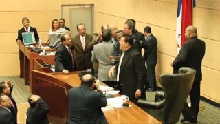 Prensacom Empujones y gritos en la Asamblea Nacional [upl. by Ocirederf]