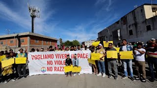 Aggressioni a immigrati a Grumo Nevano manifestazione per la pace [upl. by Akimihs233]