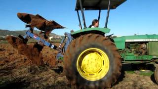 John Deere 2030 con arado Tubert [upl. by Eirrek]