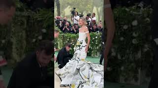 Bộ váy đã được chỉnh sửa của Gigi Hadid tại MET GALA 2024 fashion [upl. by Pestana]