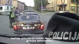 Pašvaldības policija aptur autovadītāju kurš bēg no policijas un apdraud satiksmes dalībniekus [upl. by Enelyaj]