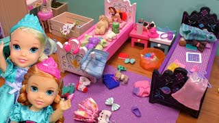 What a mess  Elsa amp Anna toddlers are cleaning their rooms [upl. by Saree]