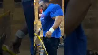 يرفع الوزن ضخمه فى تمارين الذراع تمارين bodybuilding [upl. by Ystap90]