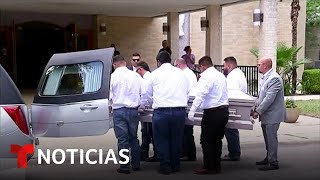 Despiden a las víctimas de Uvalde entre lágrimas y aflicción  Noticias Telemundo [upl. by Auqinahs]