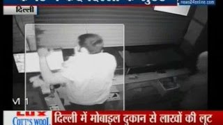 CCTV captures thieves who looted mobile shop in Delhi [upl. by Frey229]