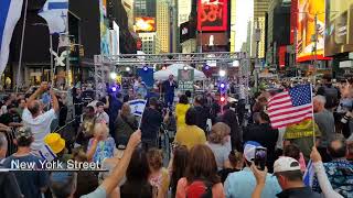 New York Streets David Serero sings the US national anthem on Times Square on July 31st 2024 [upl. by Wivina638]