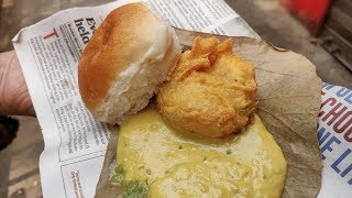 Vadapav served on a leaf for Rs 15  Traditional Maharashtrian Style Vadapav  Indian Street Food [upl. by Notsek]