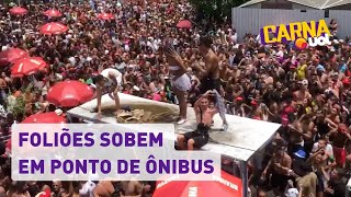 Carnaval no RJ Foliões sobem em pontos de ônibus durante o bloco Cordão da Bola Preta [upl. by Anytsyrk]