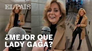 SHALLOW Una MUJER sorprende a un bromista en el METRO al cantar una CANCIÓN de LADY GAGA [upl. by Anoval]