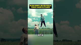 Un MUNDO sin GRAVEDAD donde TODOS SALEN FLOTANDO 😱 shorts viral pelicula [upl. by Dreeda]