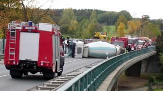 Betonmischer Lkw auf Bundesstraße B173 umgekippt [upl. by Auot998]