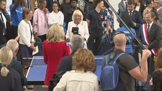 Match a ping pong tra Brigitte Macron e la regina consorte Camilla [upl. by Sublett848]