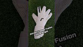 Reusch Attrakt Freegel Fusion Shine Bright Colorazione bianca portiere portierecalcio reusch [upl. by Klinges]