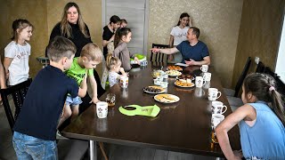 Aus dem Kinderheim in Luhansk in eine sibirische Pflegefamilie  AFP [upl. by Irrehc570]