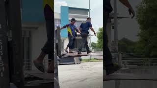 The way to pull out the steel plate from Box lorry forkliftsafety loading steelplate [upl. by Acitel]