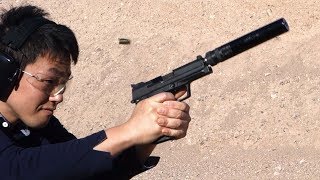 実銃  サイレンサー 消音効果  HampK USP タクティカル  実弾射撃 [upl. by Estella412]