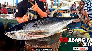 🔪🐬🔥AMAZING TUNA CUTTING SKILLS  PESANAN IBU MERI SWISSBEL HOTEL [upl. by Ardin]