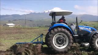 Tractor New Holland TD5100 y Arado Baldan Preparando Suelo en la Sierra Ecuatoriana [upl. by Eel23]