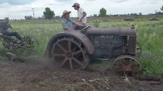 Arando con tractores Fordson Farmall Cub y con caballo [upl. by Hildagard]