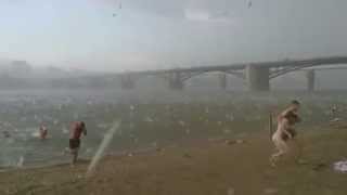 Tempête de grêle sur une plage 12 juillet 2014 à Novossibirsk en Russie [upl. by Naelopan]