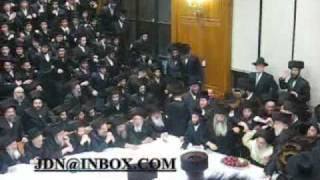 Klausenburg rebbe throwing apples motzie simchas torah [upl. by Heiskell]