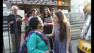 Sara Ali Khan Surprises Fans Outside Theater Take Audience Reaction On Simmba [upl. by Ainnek]