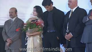 Amisha Patel and Hrithik Roshan  entire team of Kaho naa Pyar hai at the movies premiere [upl. by Hilaria]