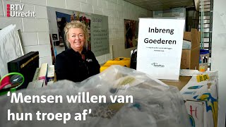 Niet verkochte vrijmarktprullaria na Koningsdag naar de kringloop  RTV Utrecht [upl. by Anhaj]