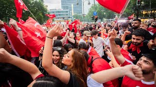 Türkei Fans ESKALATION in Berlin 😱🔥 Ausnahmezustand [upl. by Mirella296]