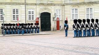 Wachablösung am Schloss Amalienborg in Kopenhagen Dänemark [upl. by Akiraa649]