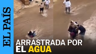 DANA EN MÁLAGA dos hombres levantan a una mujer arrastrada por el agua en el centro de la ciudad [upl. by Ihsoyim180]