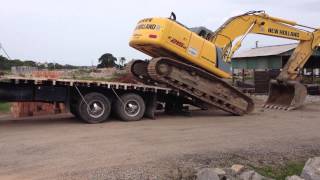 Load excavator 23 t New Holland E215  WVJ LOCAÇÕES  48 99609693 [upl. by Lezti]