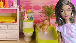 Barbies Mom Gives Chelsea A Bubble Bath  Bath N Bed With Barbies Family [upl. by Algernon611]